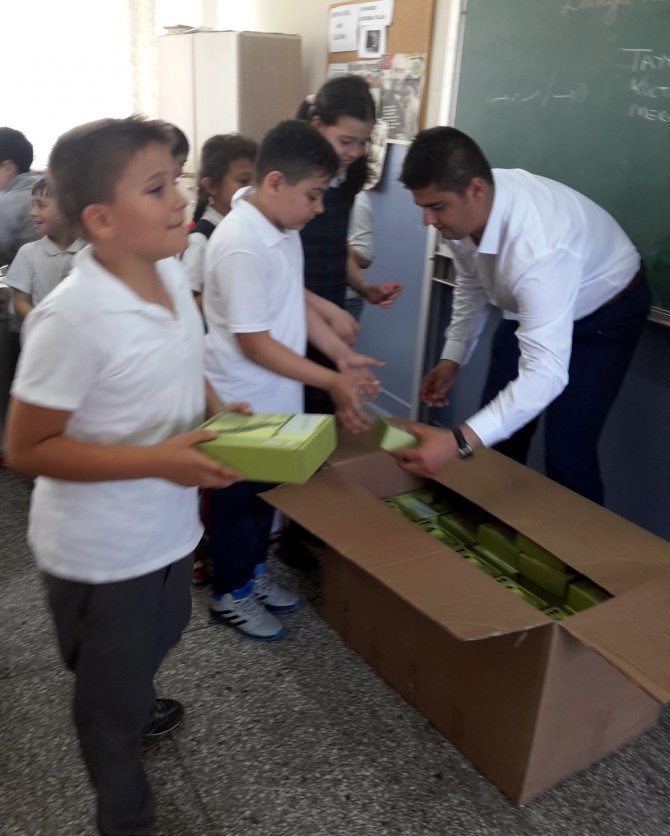 Bursa’da öğrencilere ipek böceği eğitim seti dağıtıldı