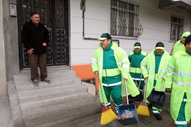 Çevreci Başkan, Temizlik İşçileriyle Sokakları Süpürdü