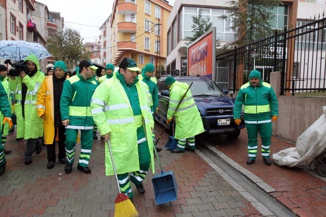 Çevreci Başkan, Temizlik İşçileriyle Sokakları Süpürdü