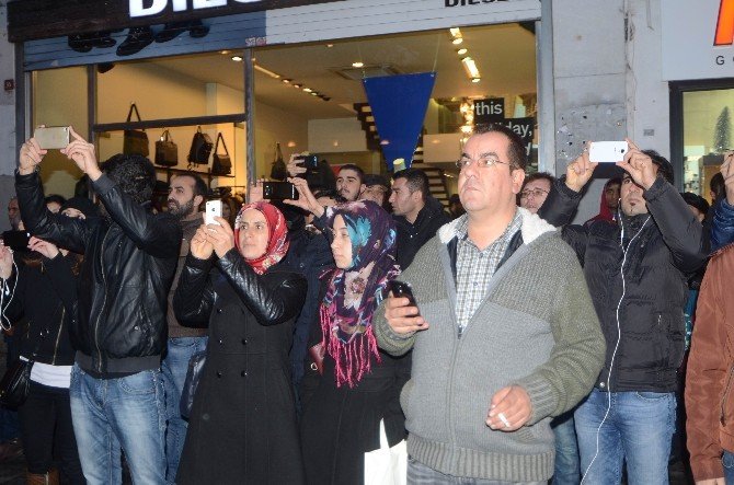 Taksim’de Eylemciler Tramvayı İşgal Etti