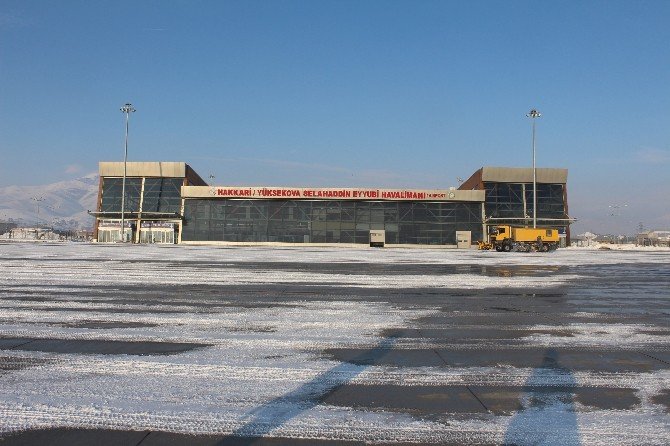 Yüksekova Havalimanı Hizmete Hazır Tutuluyor