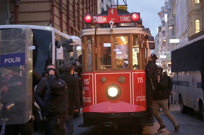 Nostaljik tramvaydaki eyleme polis müdahalesi