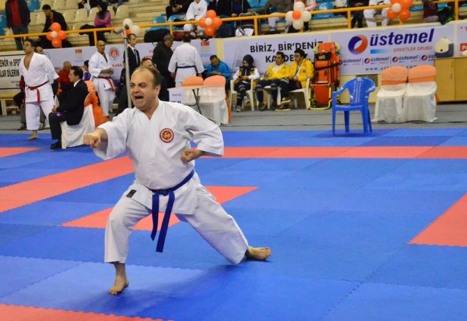 Türkiye Büyükler ve Veteranlar Karate Şampiyonası Adana’da başladı