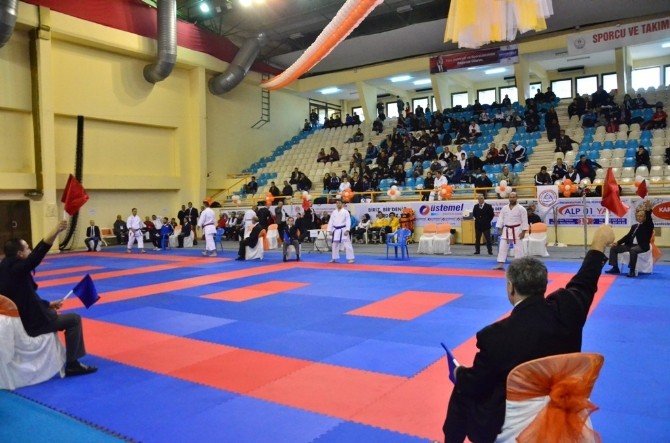 Türkiye Büyükler Ve Veteranlar Karate Şampiyonası Adana’da Başladı