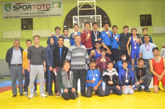 Pazarlar Anadolu Lisesi Güreş Takımı Yine Zirvede