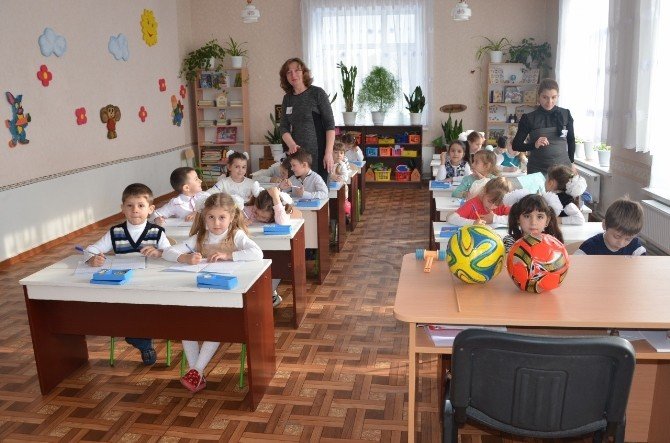 Gagauz Türkü Çocuklara TİKA’dan Eğitim Desteği