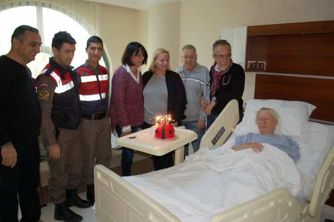 Ölümden dönen İsviçreli kadın, 70. yaş gününü hastanede arkadaşlarıyla kutladı