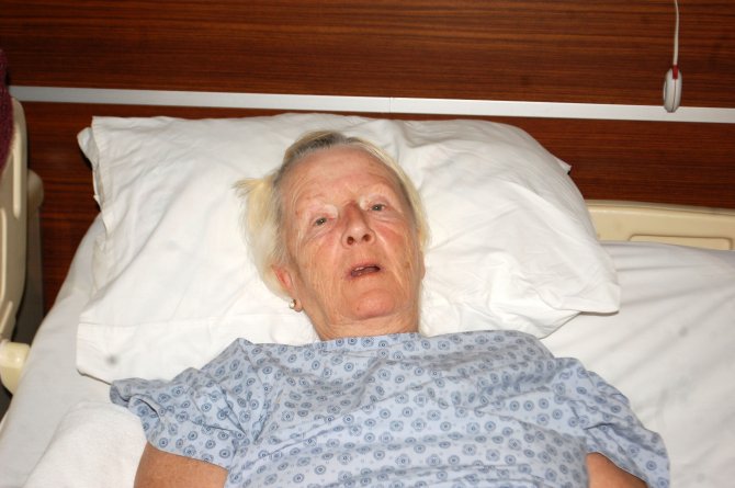 Ölümden dönen İsviçreli kadın, 70. yaş gününü hastanede arkadaşlarıyla kutladı