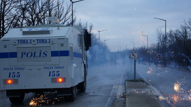 ODTÜ'de polise saldıran yüzü maskeli gruba müdahale: 2 gözaltı