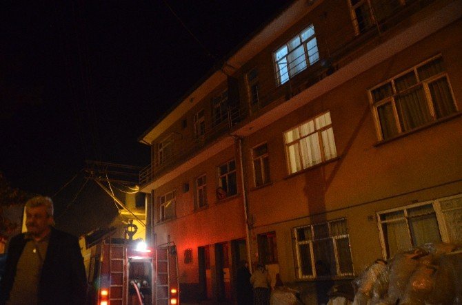 4 Katlı Binada Çıkan Yangın Panik Yaşattı