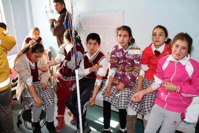 Zehirlenme Şüphesiyle 40 Öğrenci Hastaneye Kaldırıldı
