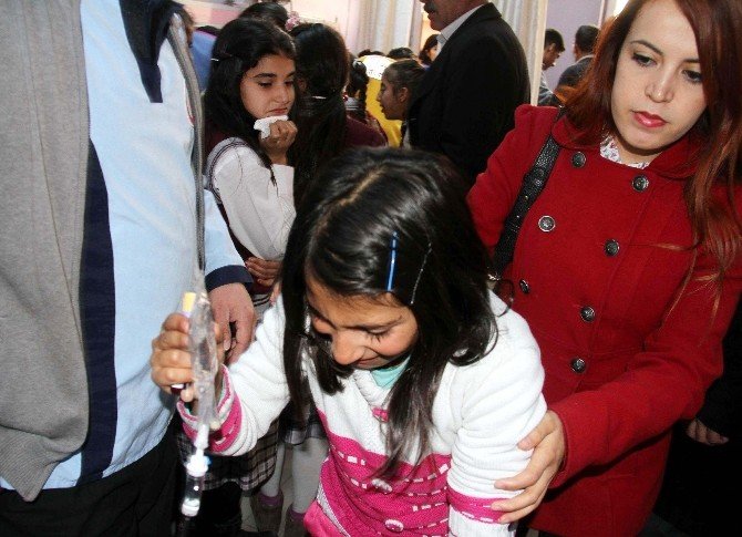 Zehirlenme Şüphesiyle 40 Öğrenci Hastaneye Kaldırıldı