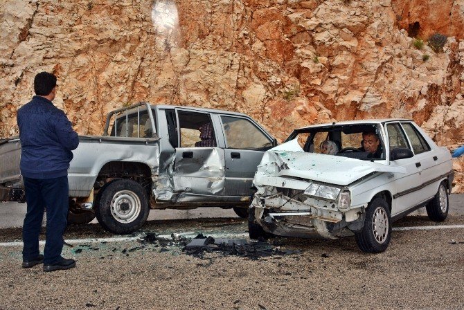 Antalya’da İki Otomobil Çarpıştı: 2 Yaralı