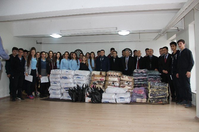 Anadolu Lisesi Öğrencileri Topladığı Yardımları Kızılay’a Teslim Etti