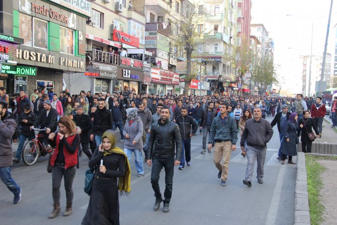 Diyarbakır’da Sur’a yürümek isteyen gruba polis müdahale etti