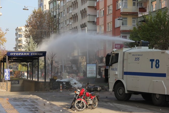 Diyarbakır’da Sur’a yürümek isteyen gruba polis müdahale etti