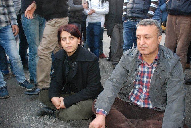 HDP’li Vekil Cadde Ortasında Oturma Eylemi Yaptı