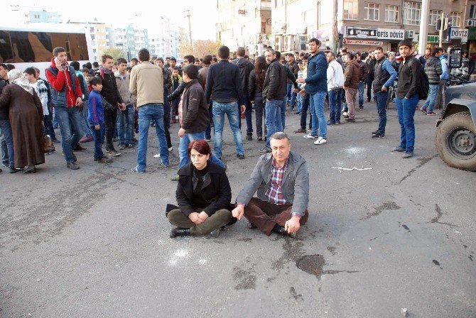HDP’li Vekil Cadde Ortasında Oturma Eylemi Yaptı