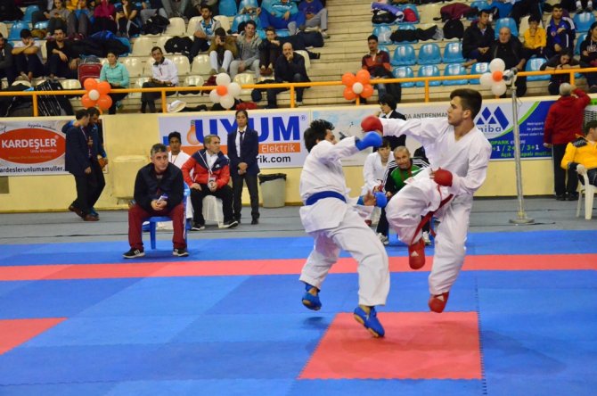 Türkiye Büyükler ve Veteranlar Karate Şampiyonası Adana’da devam ediyor