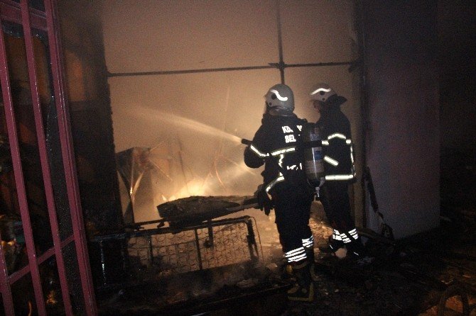 Oto Yıkamacıda Yangın Çıktı, Evler Boşaltıldı