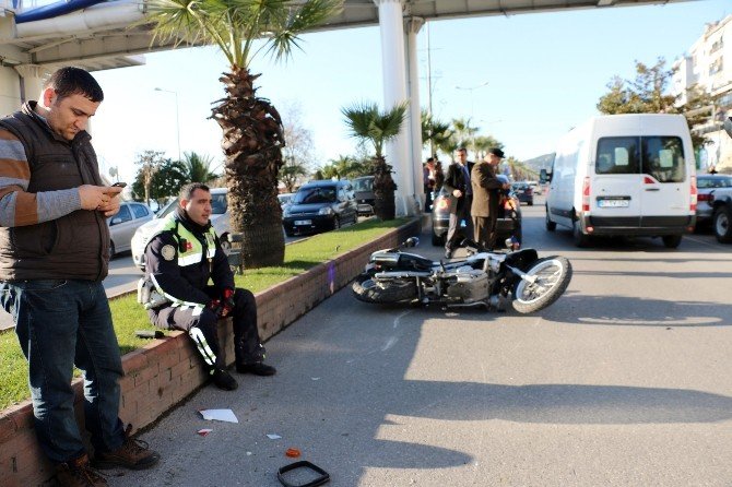 Motosikletli Polise Otomobil Çarptı