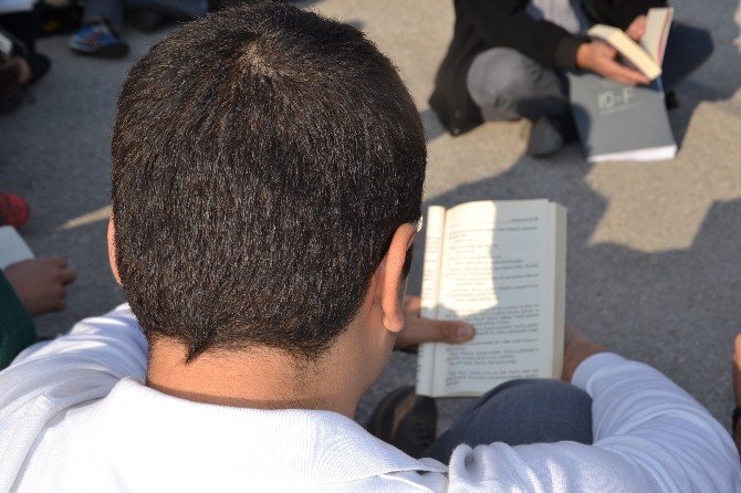 Nazillili Öğrencilerden Kitap Okuma Etkinliği
