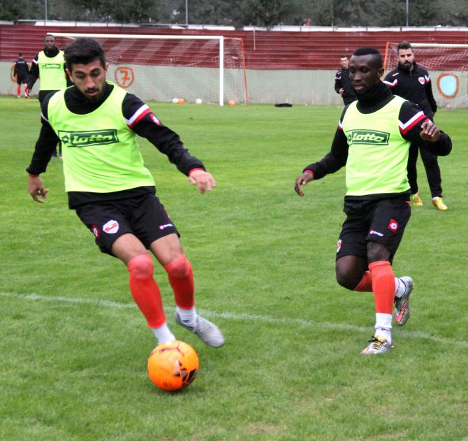 Adanaspor, Kardemir Karabükspor'u eli boş göndermek istiyor