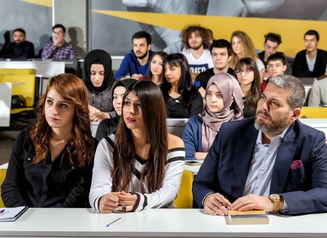 Bu Üniversitenin Başkanı, Danışmanlarını Öğrencilerden Seçiyor