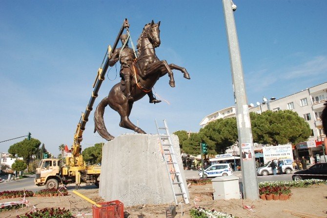 Didim’de Yeni Atatürk Heykeli Yerini Aldı
