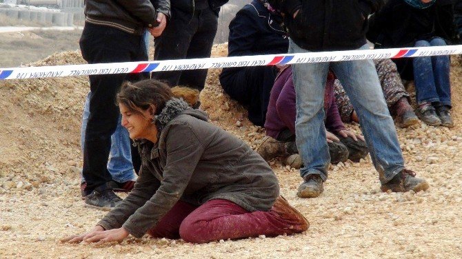 Kadın Polis, Kumun İçinde Ağabeyinin Cesedini Buldu