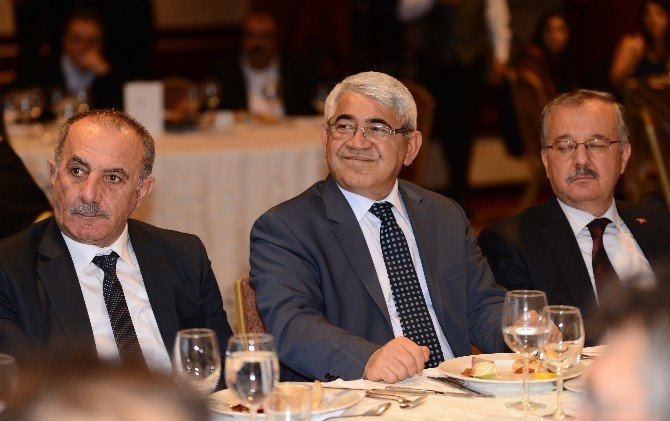 Siyasiler Ve İş Adamları Kaı Vakfı’nın Yemeğinde Buluştu
