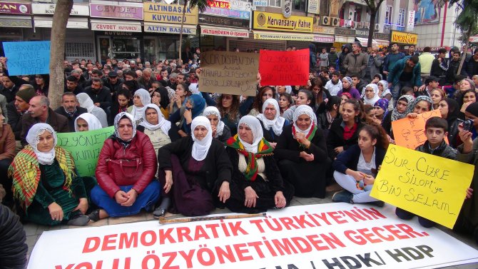 Oturma eylemi yapan HDP'liler operasyonların durdurulmasını istedi