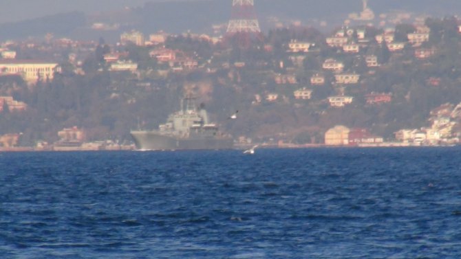 Boğaz’dan geçen savaş gemisini Sahil Güvenlik ekipleri takip etti