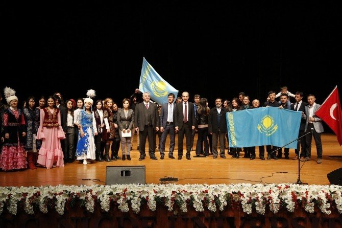 Kazakistanlı Öğrenciler Bağımsızlık Günlerini Coşkuyla Kutlandı