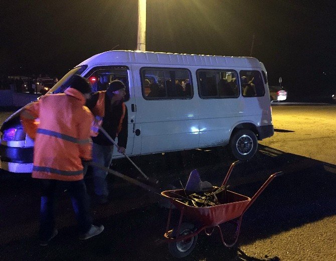 İşçileri Taşıyan Minibüs İle Otomobil Çarpıştı: 1’i Ağır 8 Yaralı