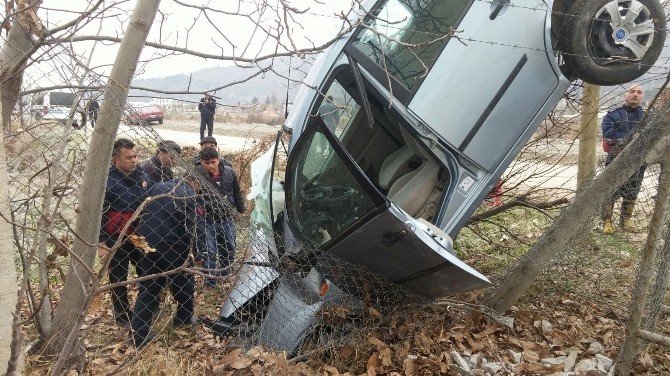 Tokat’ta Otomobil Ağaca Çarptı: 2 Yaralı