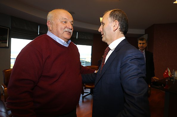 Trabzonspor'un eski başkanı Şener, kulübü ziyaret etti