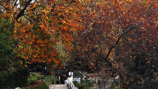 Düden Şelalesi'nde sonbaharda renk cümbüşü yaşanıyor