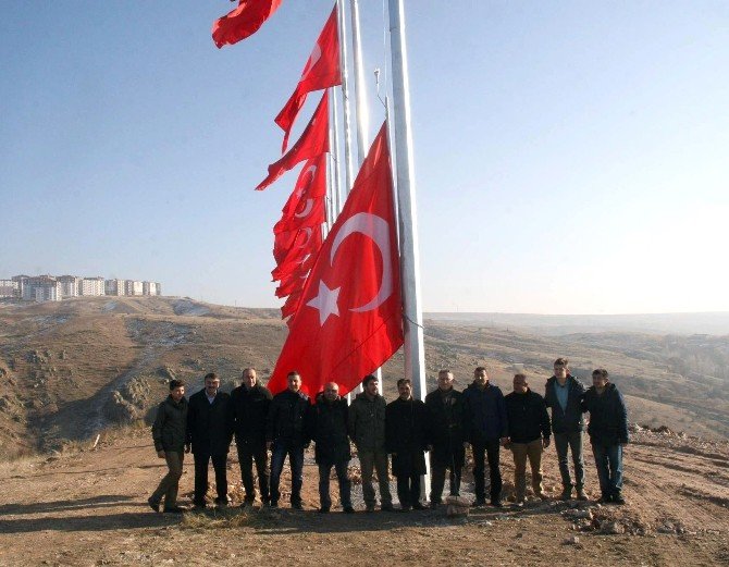 Yozgat Belediyesi Şehir Girişine Şehitler İçin 14 Bayrak Dikti