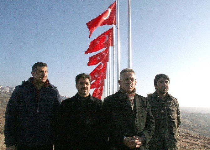 Yozgat Belediyesi Şehir Girişine Şehitler İçin 14 Bayrak Dikti
