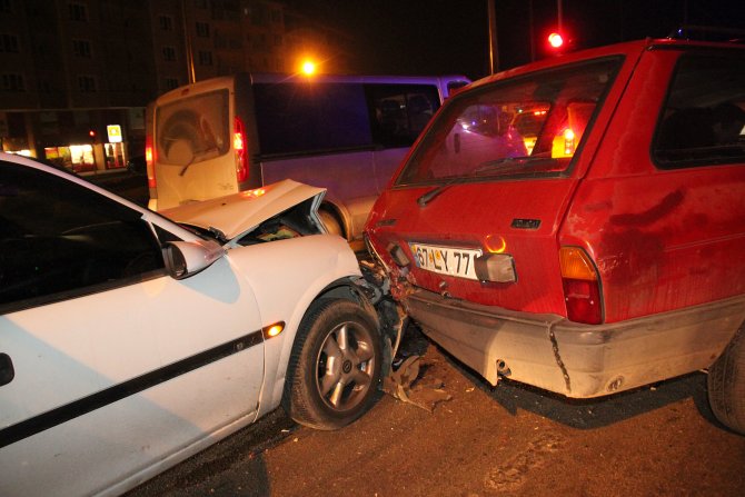 Alkollü sürücü kırmızı ışıkta bekleyen araçlara çarptı: 1 yaralı