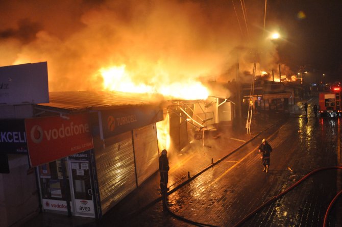 İtfaiye, Osmanlı Pazarı'ndaki yangını söndürmek için yoğun çaba gösteriyor