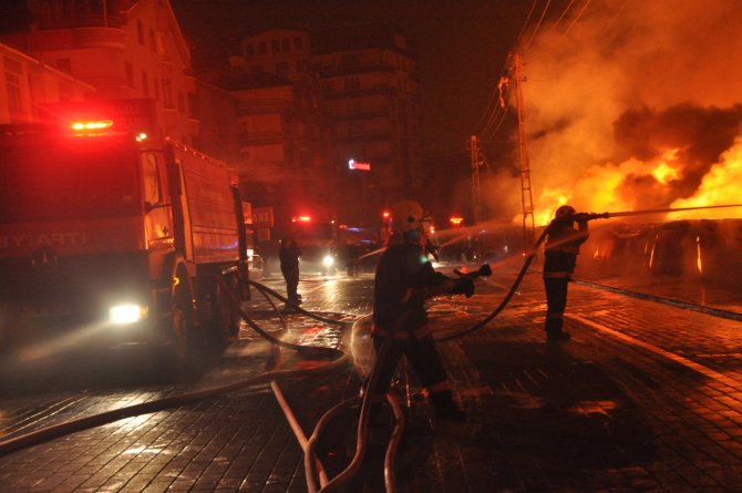 İtfaiye, Osmanlı Pazarı'ndaki yangını söndürmek için yoğun çaba gösteriyor