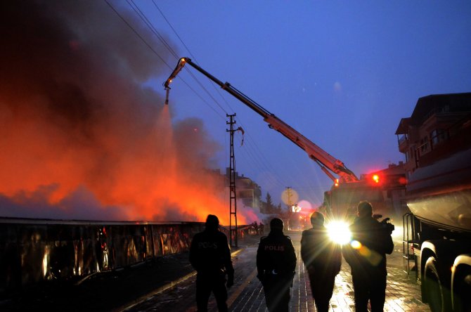 Ankara'da 253 dükkanlık Osmanlı Pazarı'nda büyük yangın