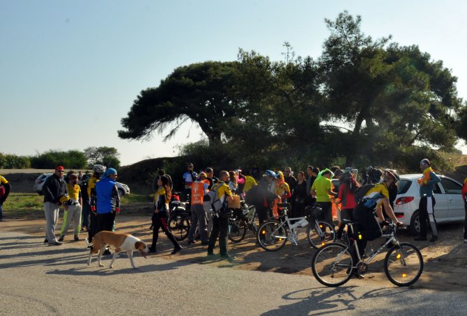 Bisikletseverler, kilometrelerce pedal çevirip 6 bin ağaç dikti