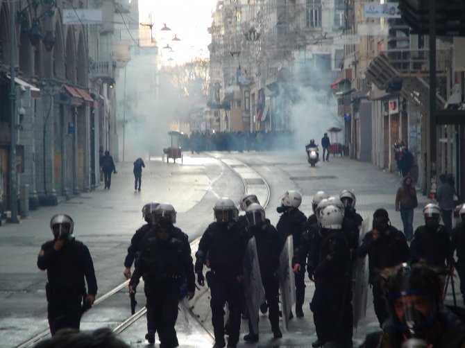 İstiklal Caddesi'nde yürüyüş yapmak isteyen gruba polis müdahalesi