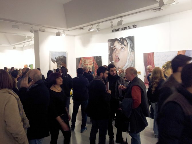 Ressam Mustafa Yüce'nin tablolarına yoğun ilgi