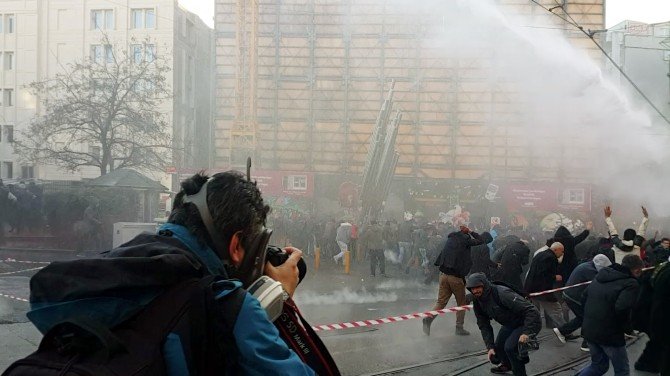 Galatasaray Meydanı’nda İzinsiz Gösteriye Polis Müdahalesi