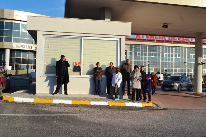 Vatandaşlar Devlet Hastanesi Önüne Üstü Kapalı Durak İstiyor