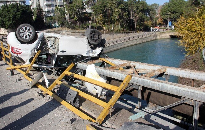 Otomobil Sulama Kanalına Düşmeye Ramak Kala Durabildi